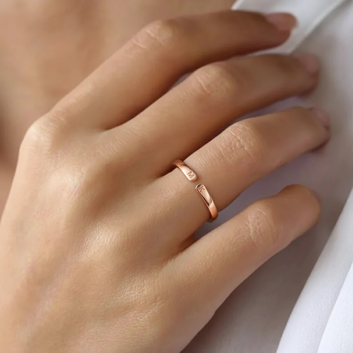 Anello regolabile con iniziale sussurrata