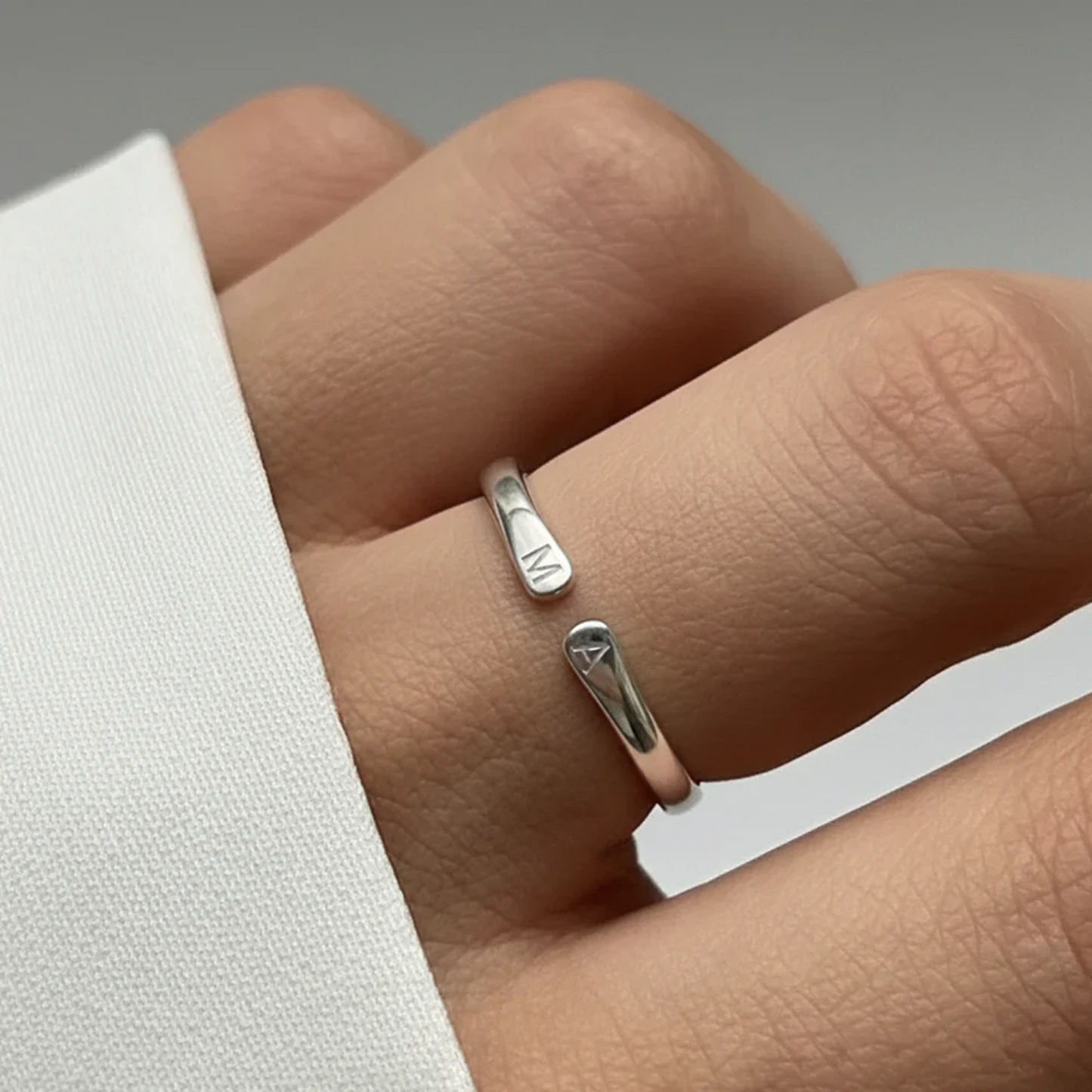 Anello regolabile con iniziale sussurrata