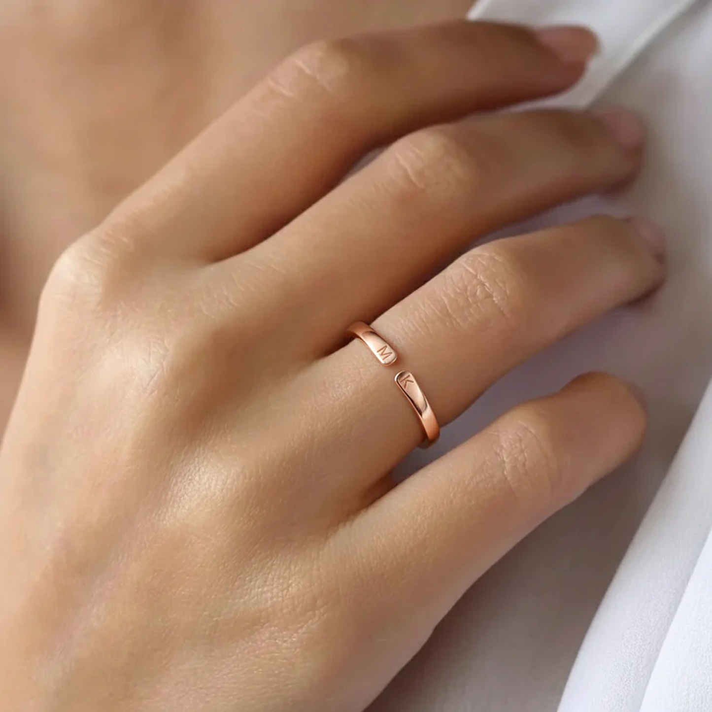 Anello regolabile con iniziale sussurrata