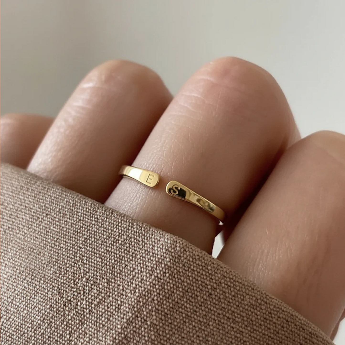 Anello regolabile con iniziale sussurrata