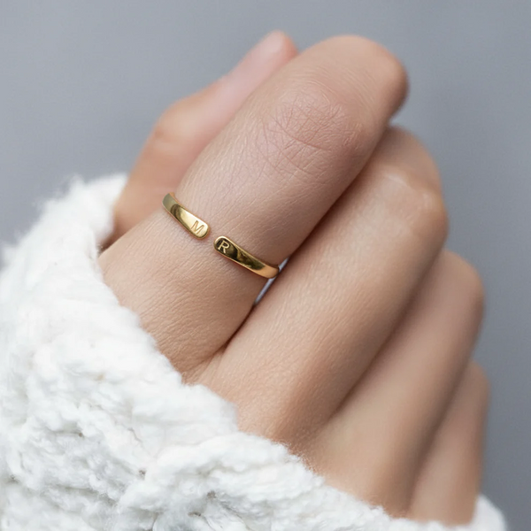 Anello regolabile con iniziale sussurrata